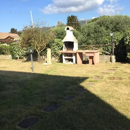 La Casa Sotto La Torre Antica Vakantiehuis Chia